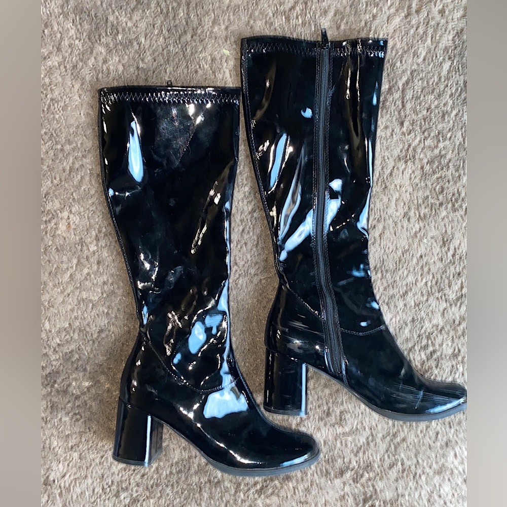 Heeled black leather high boots